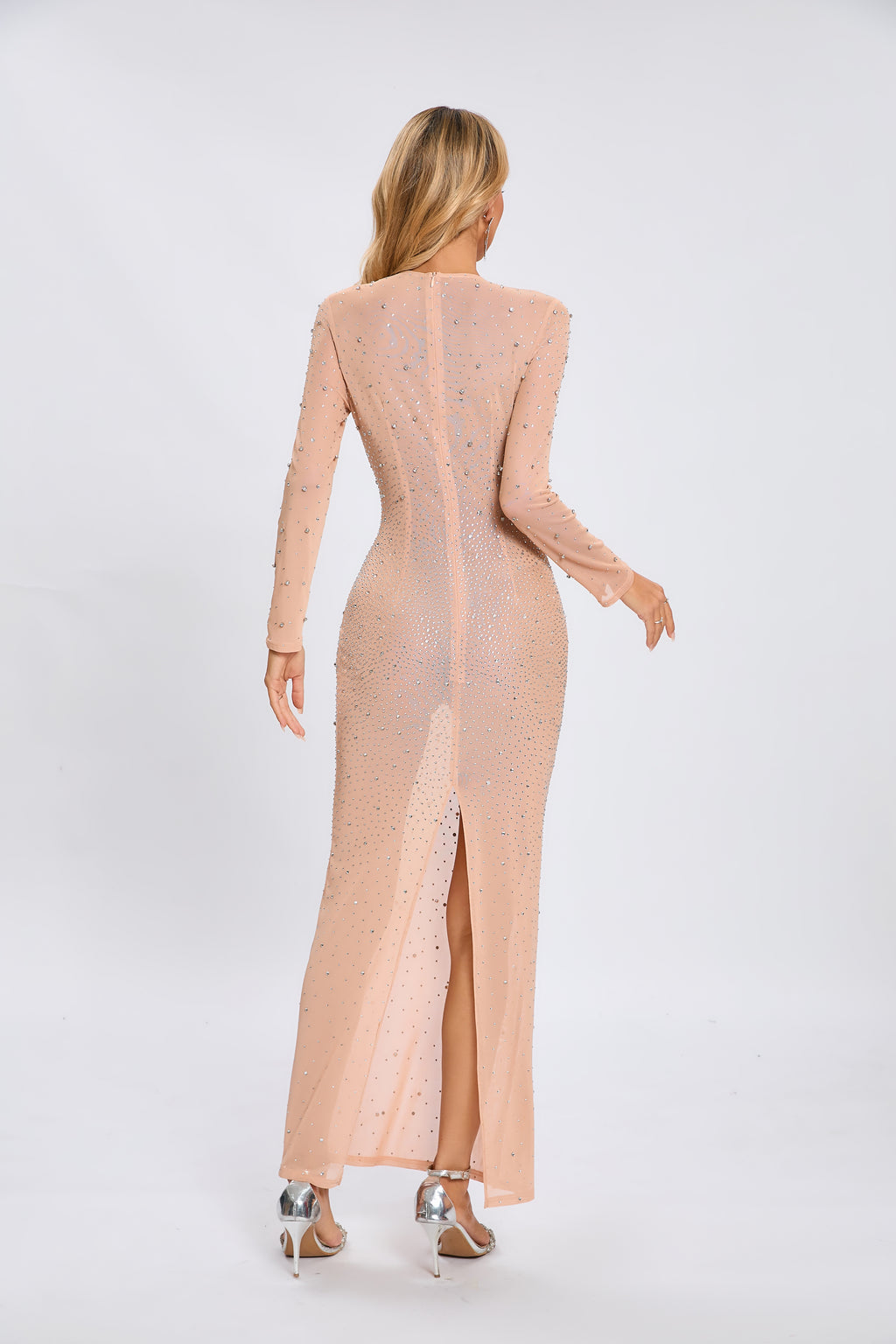 Nude mesh long-sleeved dress with heavy-duty rhinestone embellishments, slimming and flattering long banquet gown