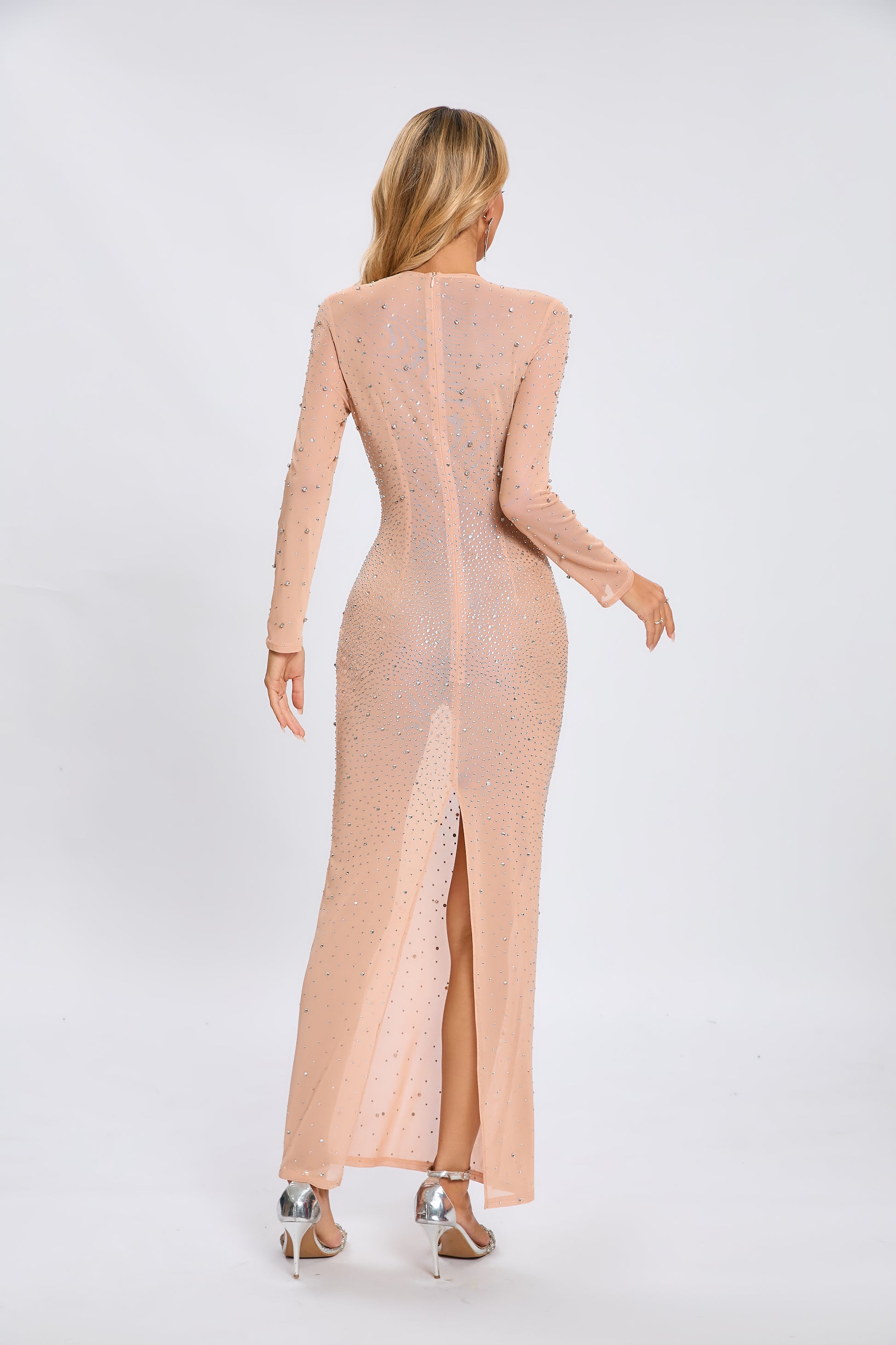 Nude mesh long-sleeved dress with heavy-duty rhinestone embellishments, slimming and flattering long banquet gown