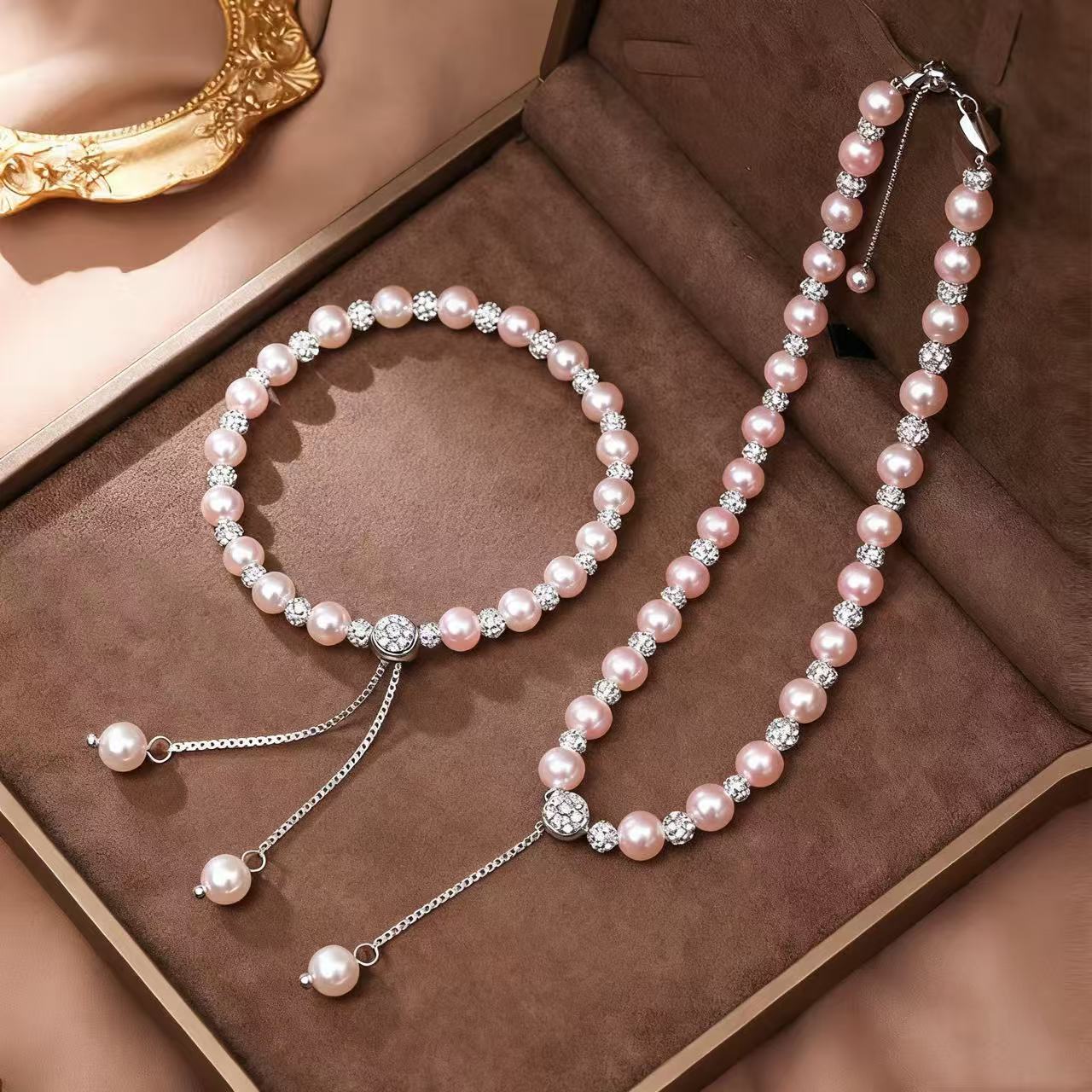Manta Rose Pearl Bracelet and Necklace Set
