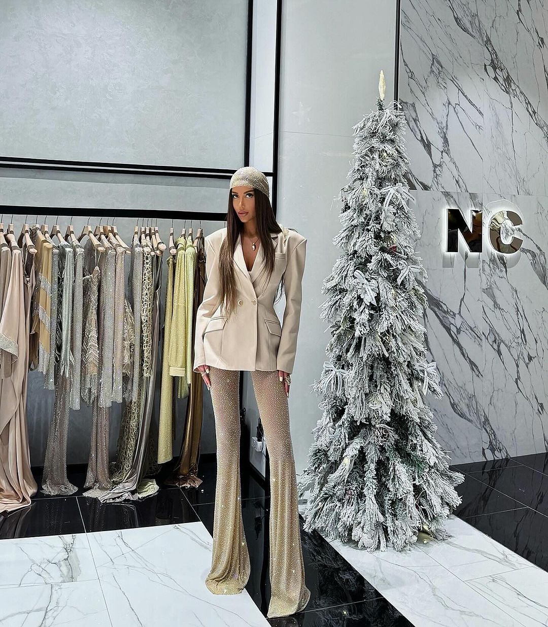 Sexy V-neck suit jacket with hot diamonds and heavy-duty trousers, fashionable and light luxury two-piece suit for women