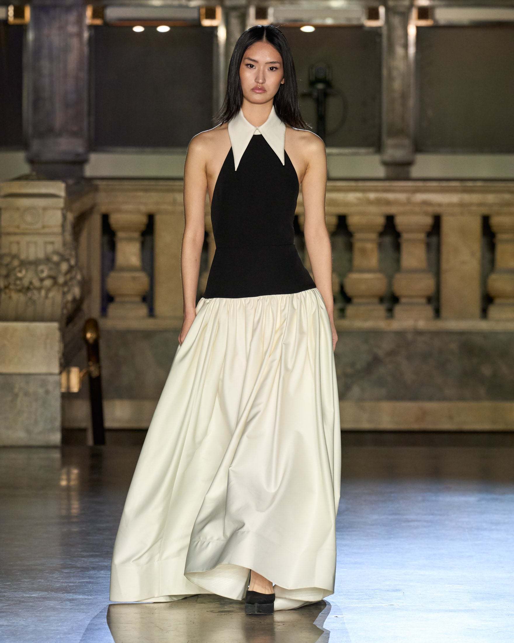 Black and white spliced halterneck sleeveless slim dress